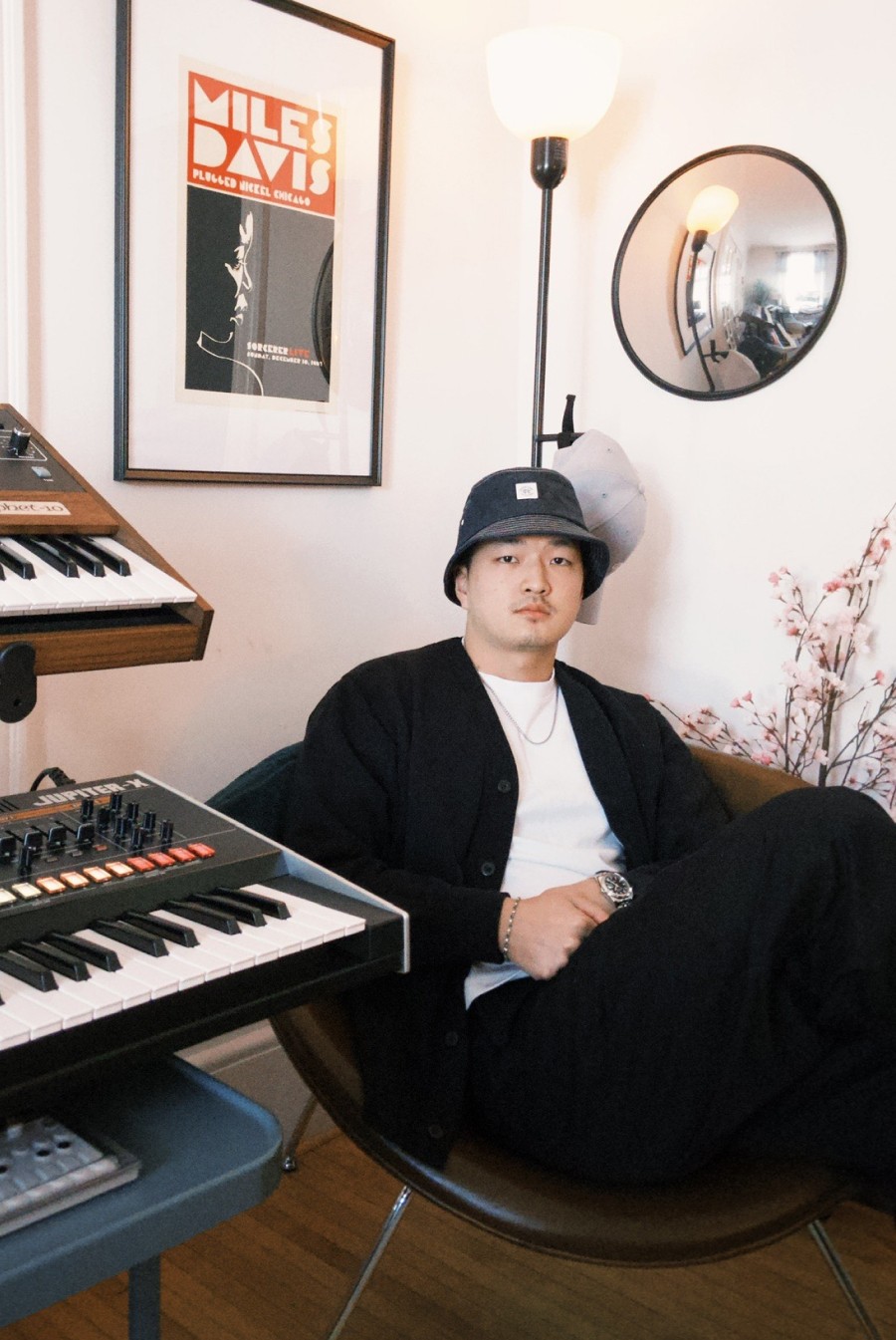 Portrait of 家庭工作室里带着合成器的制作人 associated with FL Studio productions